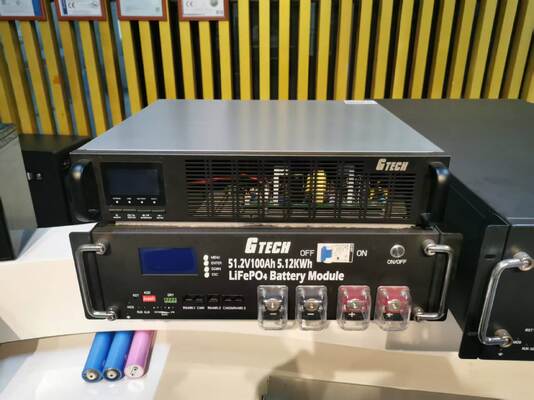 بطارية دورة عميقة LiFePO4 51.2 فولت 100 أمبير ساعة 5 كيلو واط ساعة مثبتة على رف لتخزين الطاقة الشمسية
