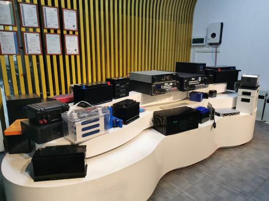 بطارية ليثيوم فوسفات حديد 48 فولت 100 أمبير ساعة 5 كيلو واط ساعة دورة عميقة لتخزين الطاقة الشمسية مثبتة على رف